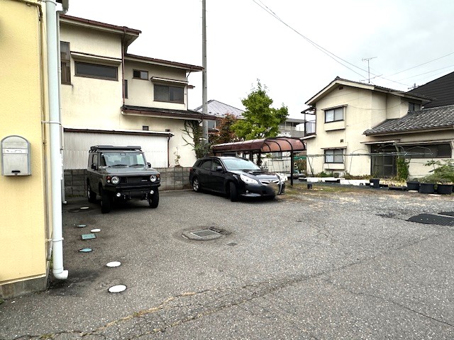 駐車場（3台分＊軽自動車4台）2025.10.31撮影