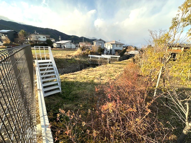下の敷地で家庭菜園や趣味のスペースに利用できます。2025.12.2撮影 下の敷地で家庭菜園や趣味のスペースに利用できます。2025.12.2撮影