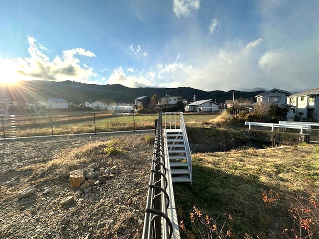 区画1の北側に設置した階段で下の土地に行けます。2025.12.2撮影 区画1の北側に設置した階段で下の土地に行けます。2025.12.2撮影