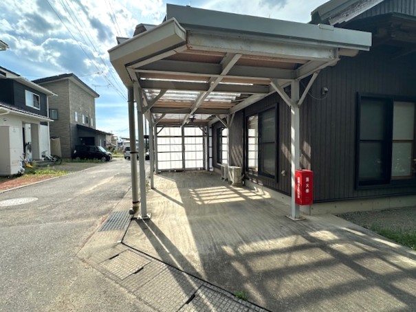 屋根付駐車場 2025.8撮影 屋根付駐車場 2025.8撮影
