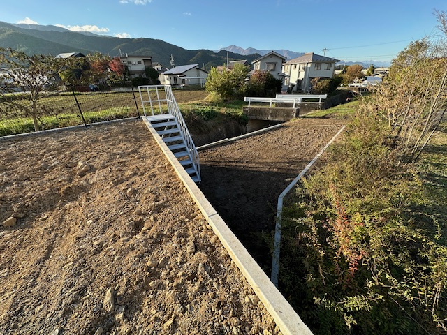 北側は階段を付け駐車場や家庭菜園ができるようにしています。R6.11.8撮影 北側は階段を付け駐車場や家庭菜園ができるようにしています。R6.11.8撮影