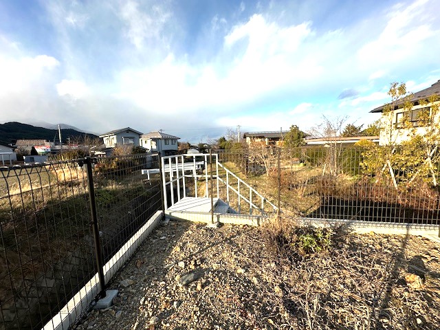 区画1の北側に設置した階段で下の段の土地に行けます。2025.12.5撮影 区画1の北側に設置した階段で下の段の土地に行けます。2025.12.5撮影