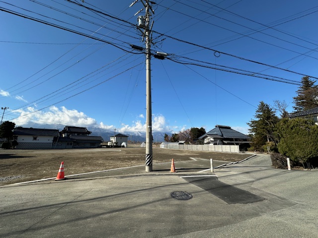 区画6の出入口中央付近の既存電柱は隅に移設します。R6.12撮影