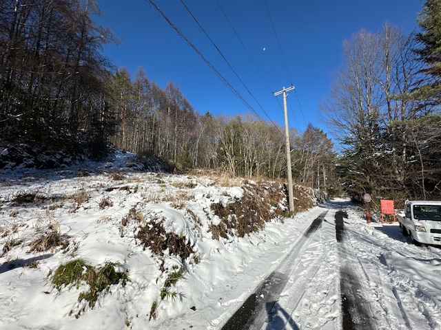 前面道路と対象地 2025.12.6撮影 前面道路と対象地 2025.12.6撮影
